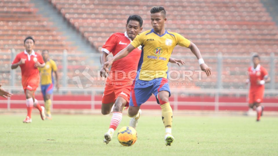 Pemain Barito Putra Manahati Lestusen (depan) dibayangi ketat oleh gelandang Persija Jakarta Ramdani Lestaluhu pada laga uji coba di Stadion Utama Gelora Bung Karno (SUGBK) Senayan, Jakarta, Rabu (4/2/15). Copyright: &copy; Herry Ibrahim/INDOSPORT